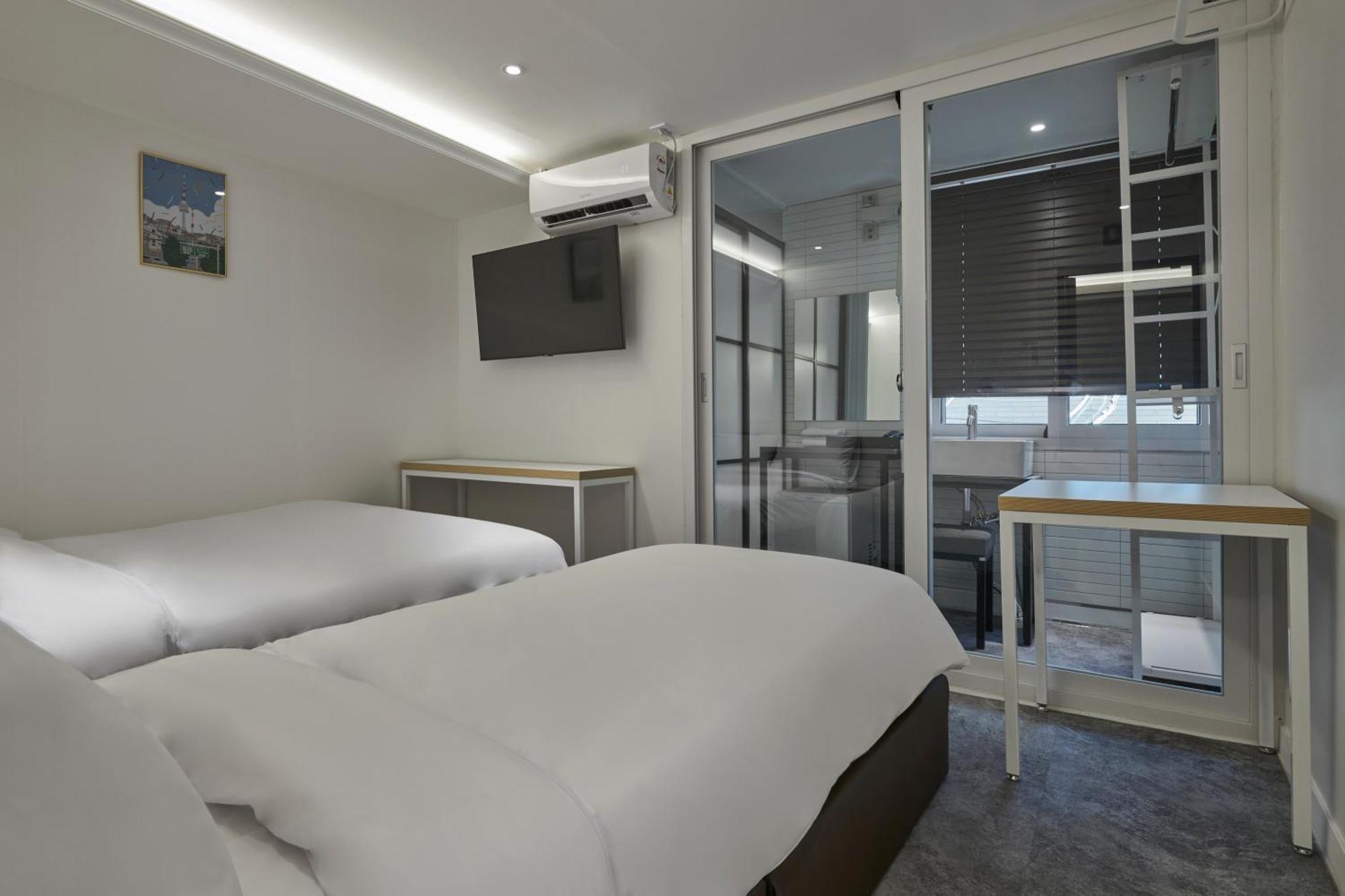 Eight Rest Myeongdong Asrama *